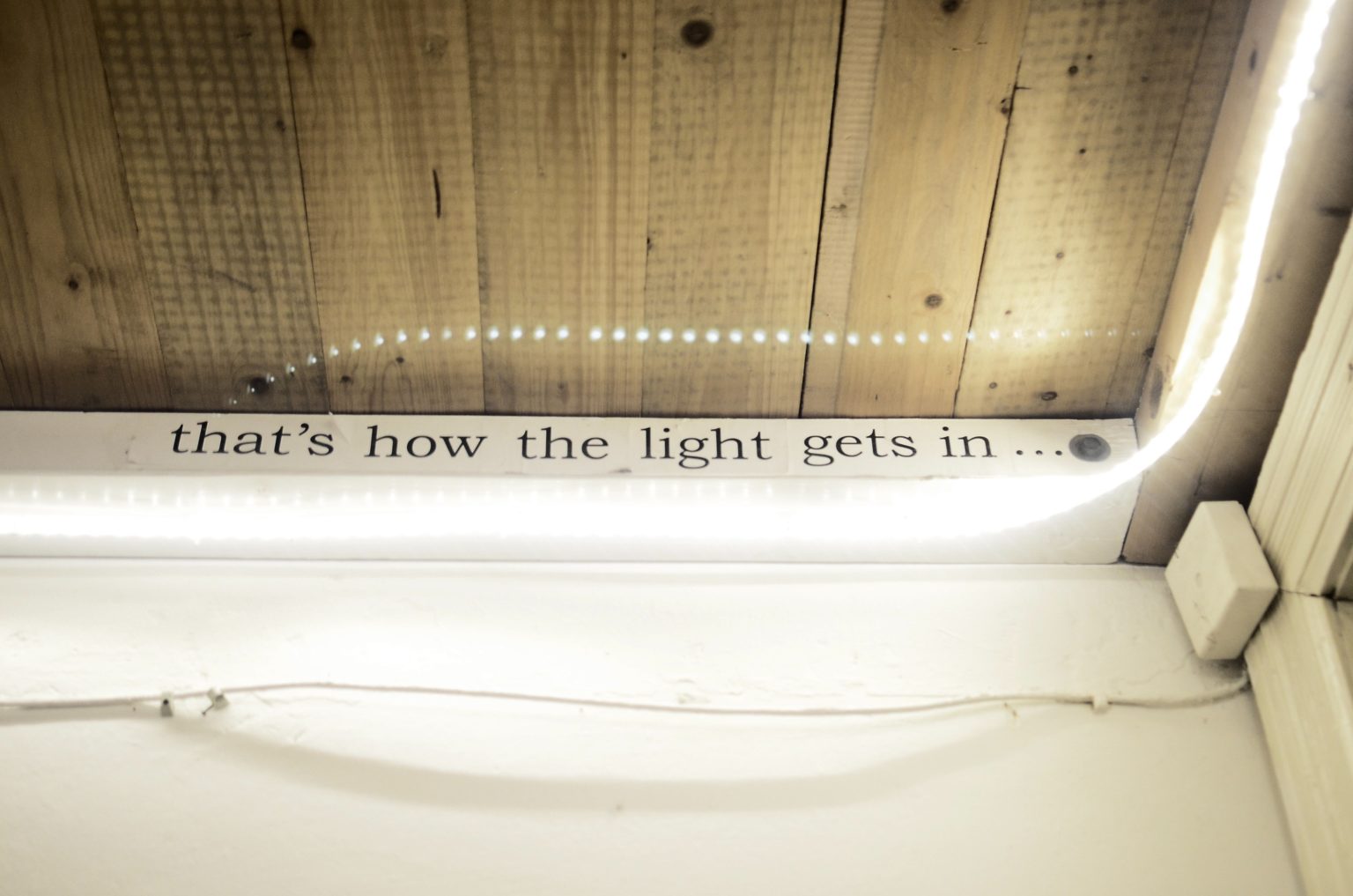 Gör en DIY tv-bänk /skänk med LED-belysning under
