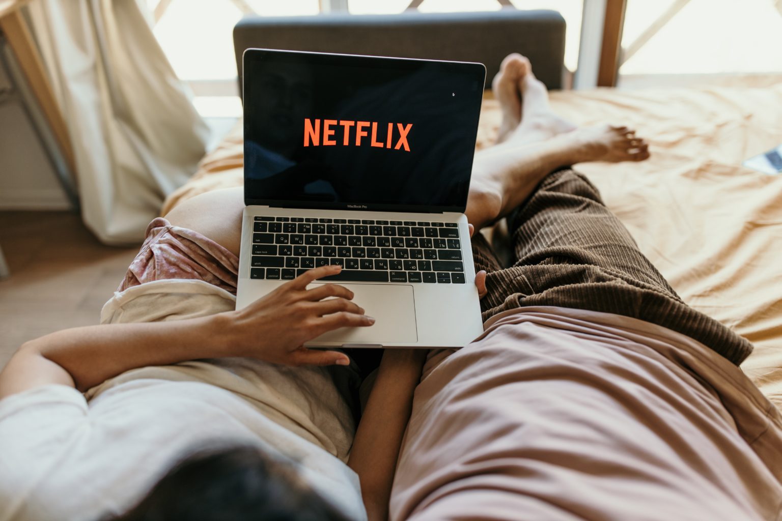 Maxad underhållning i vardagsrummet med TV-paket + streamingtjänster