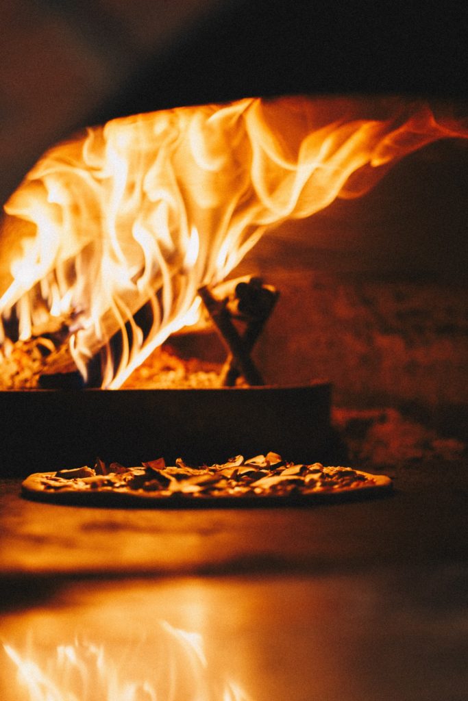 Baka själv läckra pizzor i din egen pizzaugn ute