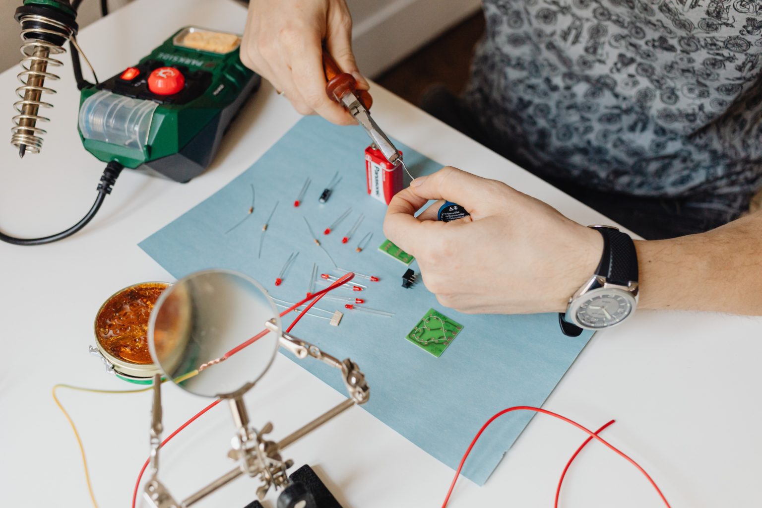 Elektroniska komponenter och motstånd