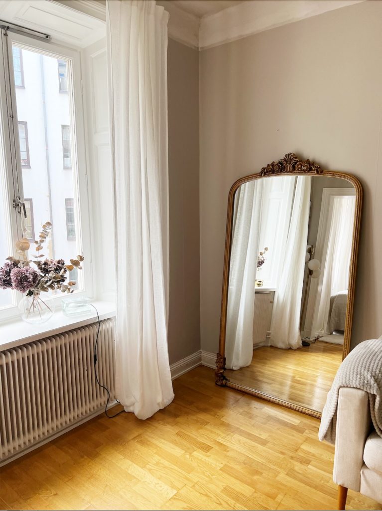 Inreda en liten lägenhet med speglar för att få det att se större ut
