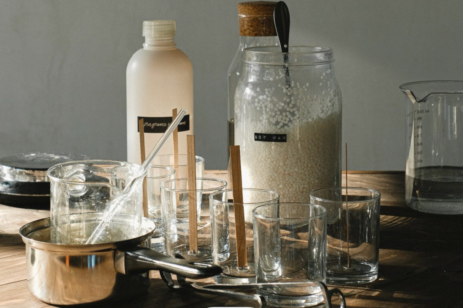 DIY gör egna ljus och fyll på gamla behållare
